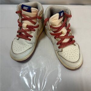 Nike Kids Sneakers in Cream and Red